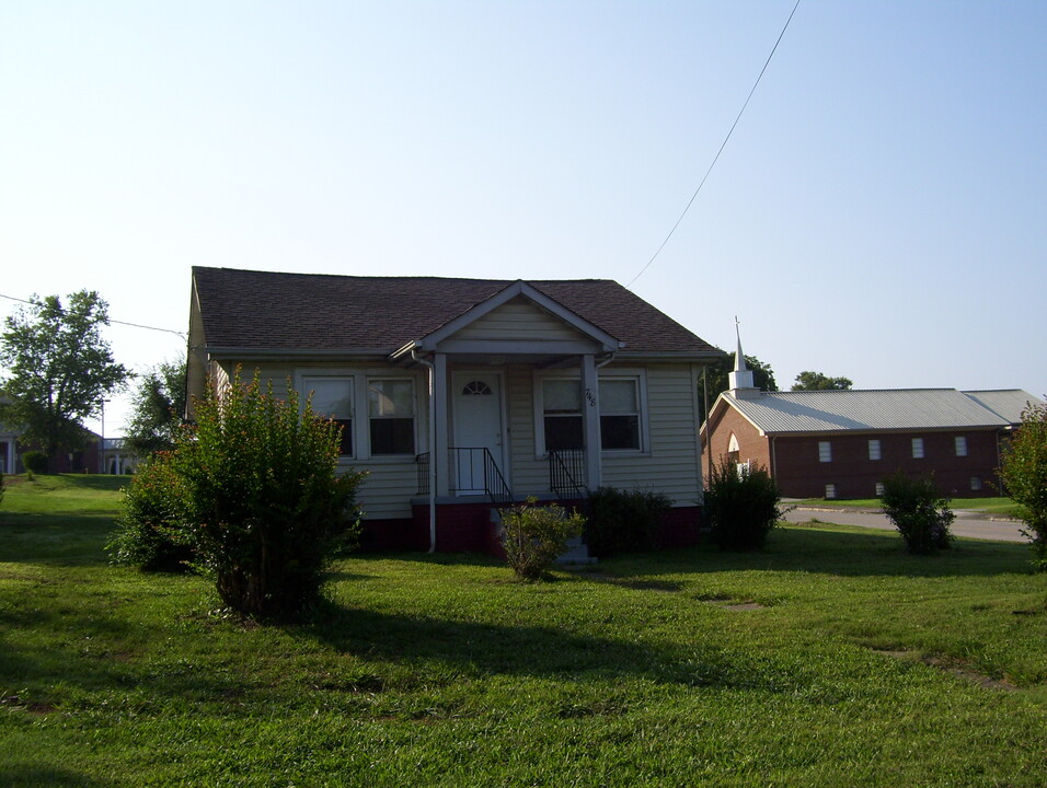 748 Lincoln Rd in Maryville, TN - Foto de edificio