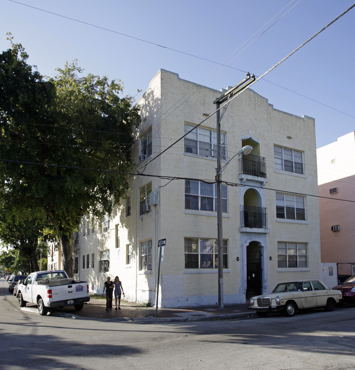 Earl Apartments in Miami, FL - Building Photo