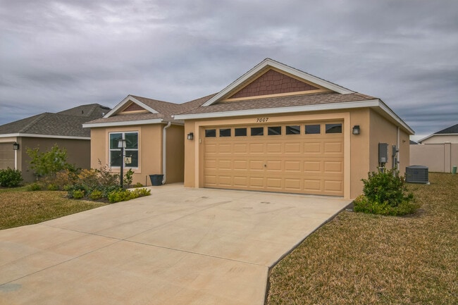 7007 Minchew Cir in Okahumpka, FL - Building Photo - Building Photo