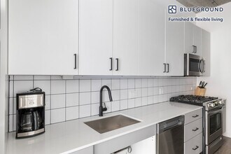 61 W Erie St in Chicago, IL - Building Photo - Building Photo