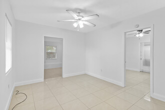 1050 SW 28th St in Fort Lauderdale, FL - Building Photo - Building Photo