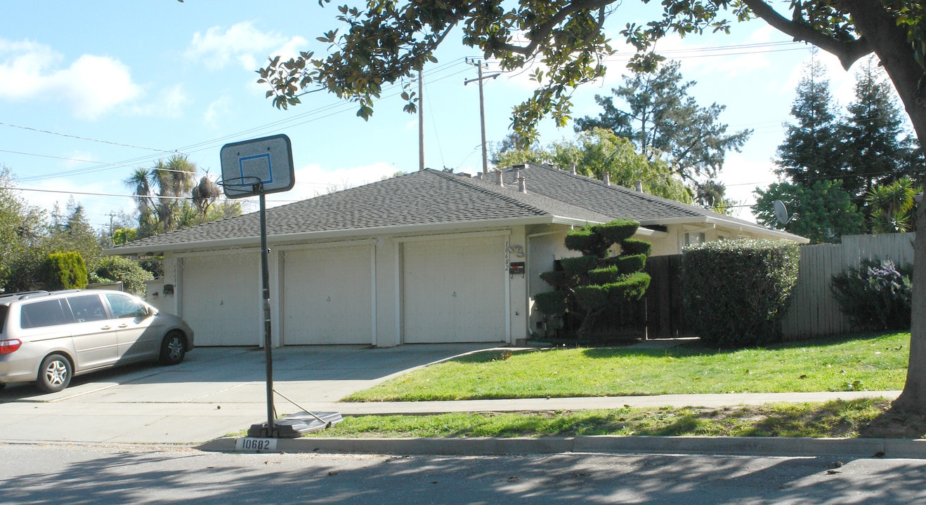 10682 Gardena Ct in Cupertino, CA - Foto de edificio