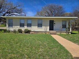 1224 S Lamar St in Weatherford, TX - Building Photo