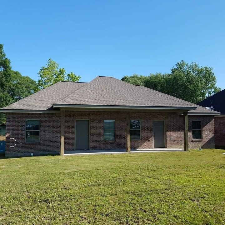 416 S Sherman Ave, Unit D in Iowa, LA - Building Photo