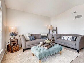 1646 S Deframe St, Unit 2 Bed 2 Bath - Mtn Views in Lakewood, CO - Foto de edificio - Building Photo