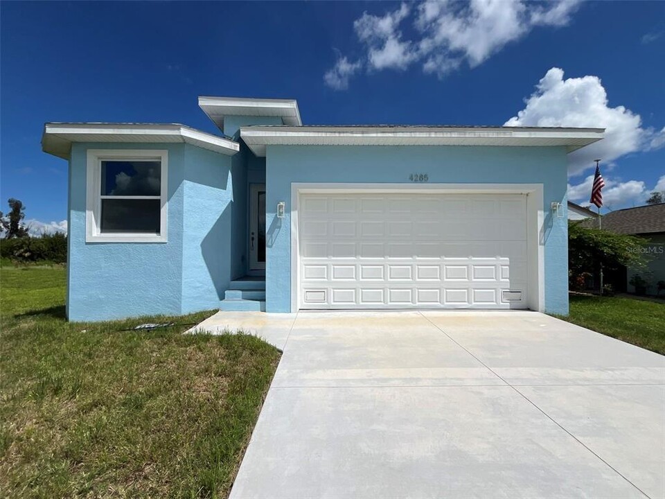 4285 Oak Terrace Cir in Port Charlotte, FL - Foto de edificio