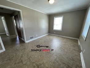 518 Hayward Ave in Ames, IA - Building Photo - Building Photo