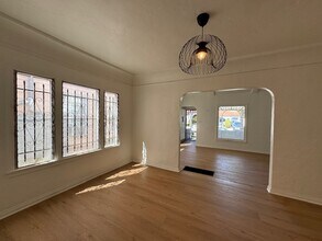 2808 W 43rd Pl, Unit 2808 in Los Angeles, CA - Foto de edificio - Building Photo