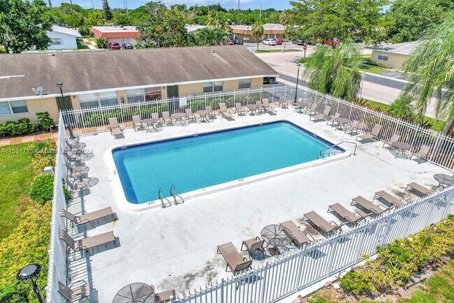 678 Kathy Ct, Unit 1-4 in Margate, FL - Building Photo - Building Photo