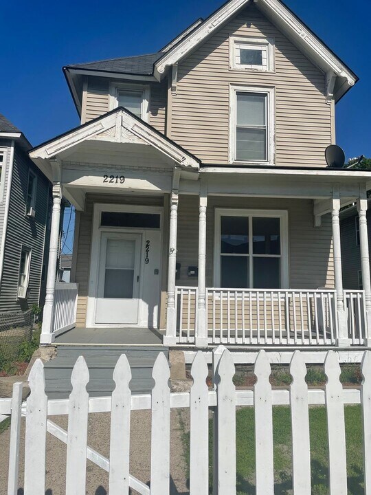 2219 5th Ave S in Minneapolis, MN - Building Photo