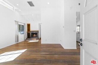 8643 Clifton Way in Beverly Hills, CA - Building Photo - Building Photo