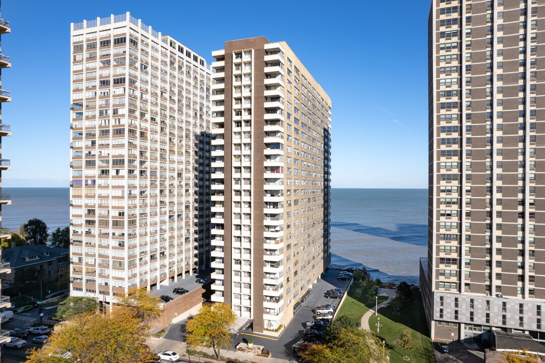 Condominium on the Lake in Chicago, IL - Building Photo