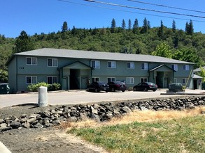 Timberlake Apartments in Roseburg, OR - Building Photo - Building Photo