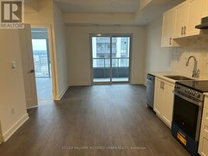 715 Davis Dr in Newmarket, ON - Building Photo - Building Photo