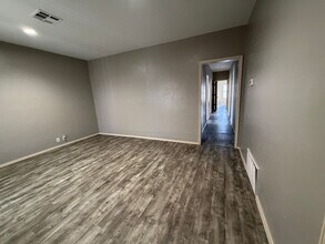 921 E 14th St in Ada, OK - Foto de edificio - Building Photo