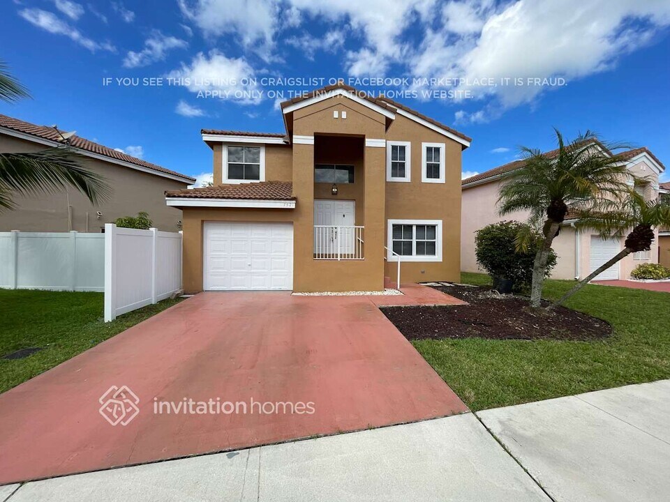 7521 Santa Monica Dr in Margate, FL - Building Photo