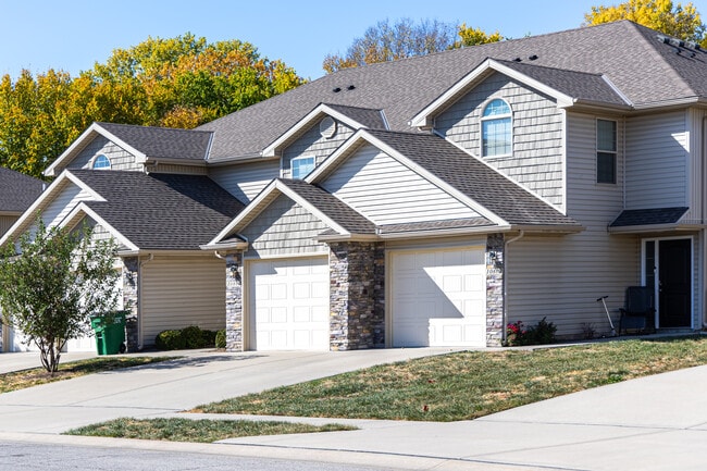 Bradley's Crossing in Peculiar, MO - Foto de edificio - Building Photo