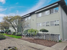 915 SW Adams Ave in Corvallis, OR - Building Photo