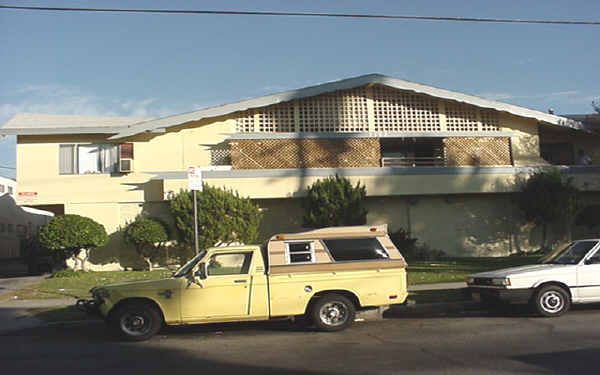 7332 Variel Ave in Canoga Park, CA - Building Photo - Building Photo