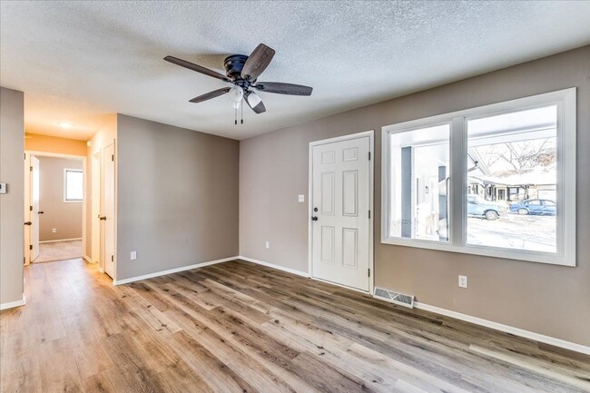 307 N Willow Dr in Derby, KS - Building Photo - Building Photo