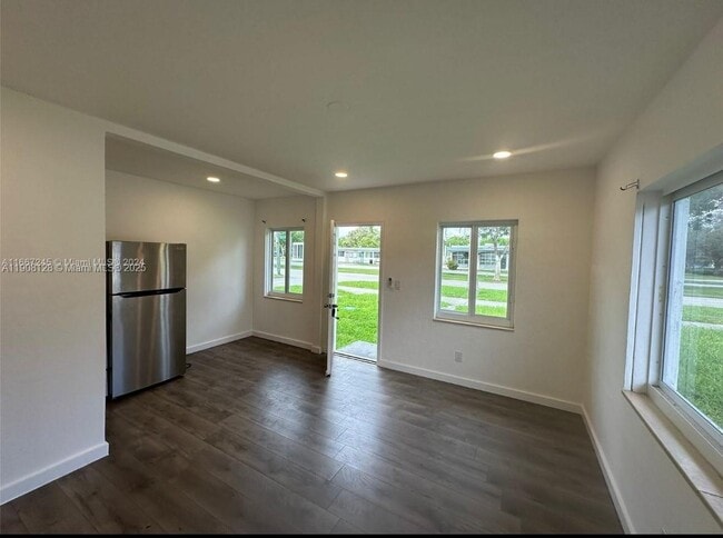 17175 NE 19th Ave in North Miami Beach, FL - Building Photo - Building Photo