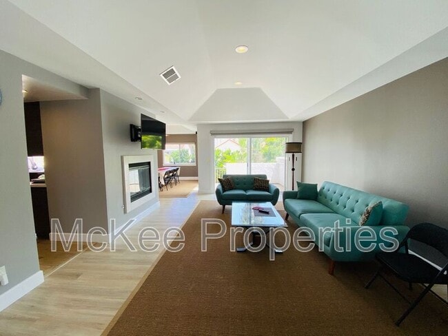 33 Port Royale Rd in Coronado, CA - Building Photo - Building Photo