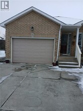 15 Alfrin Ct in Hamilton, ON - Building Photo - Building Photo