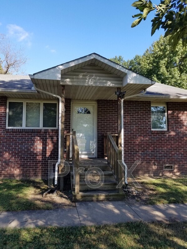 property at 405 E Adams St