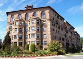 14 N Chatsworth Ave in Larchmont, NY - Building Photo