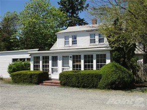 576 Main St in Dennisport, MA - Foto de edificio - Building Photo