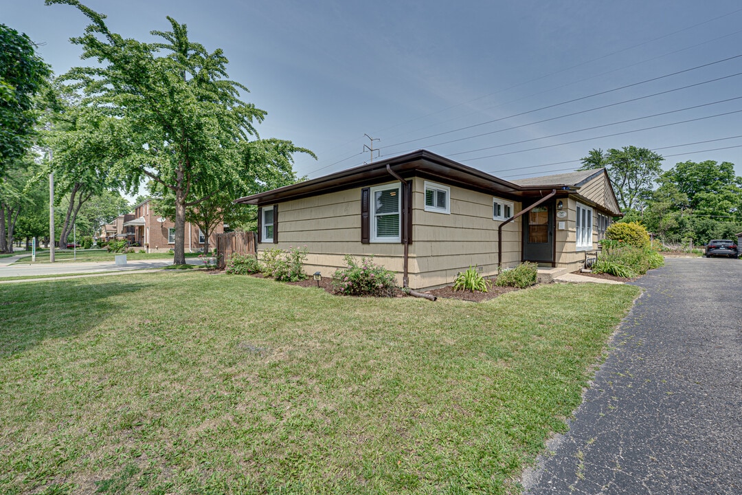 637 Barnsdale Rd in La Grange Park, IL - Building Photo