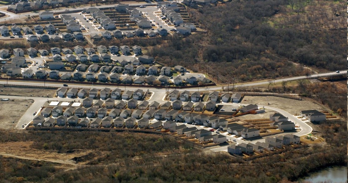 Sutton Farms in San Antonio, TX - Building Photo