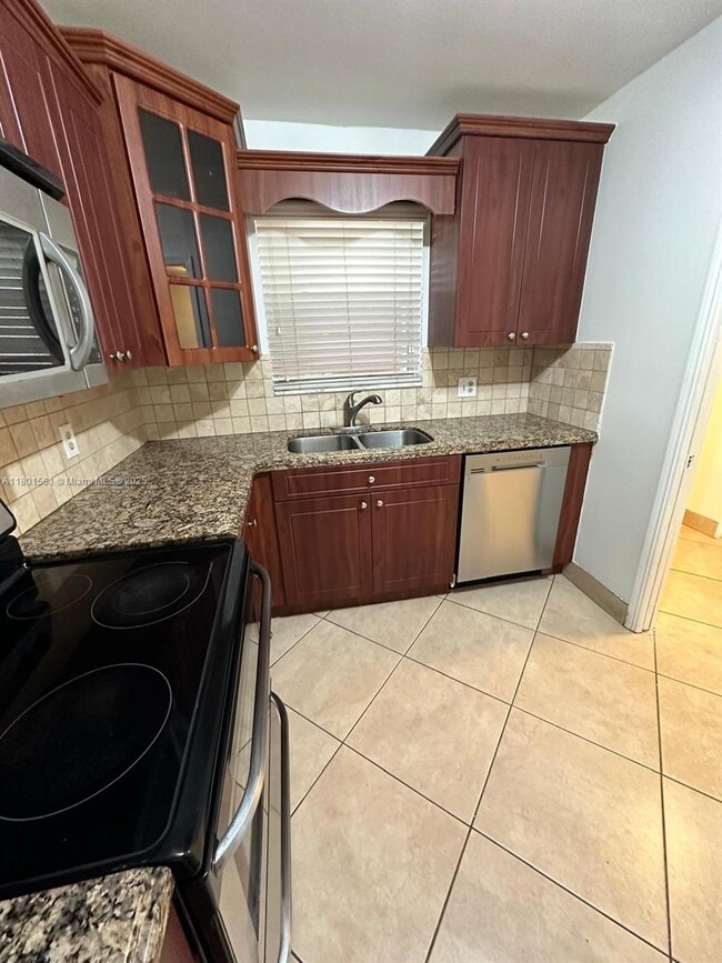 9410 Live Oak Pl in Davie, FL - Building Photo - Building Photo