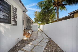 2530 SW 16th Ter, Unit 2 in Miami, FL - Building Photo - Building Photo