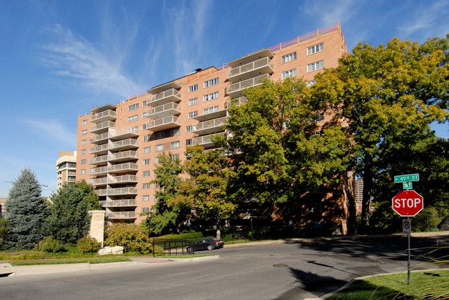 Wornall Plaza in Kansas City, MO - Foto de edificio - Building Photo