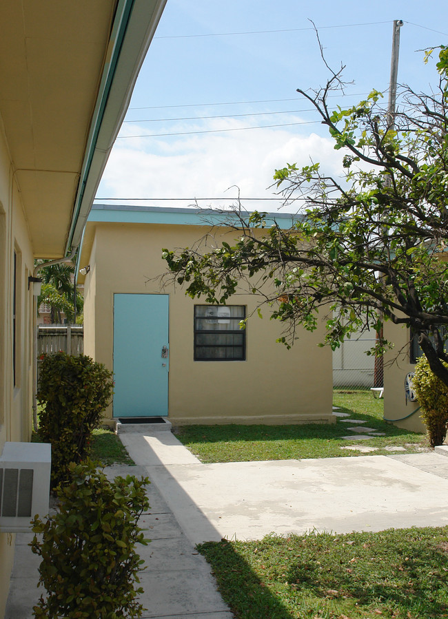 718-722 NE 3rd St in Hallandale Beach, FL - Building Photo - Building Photo