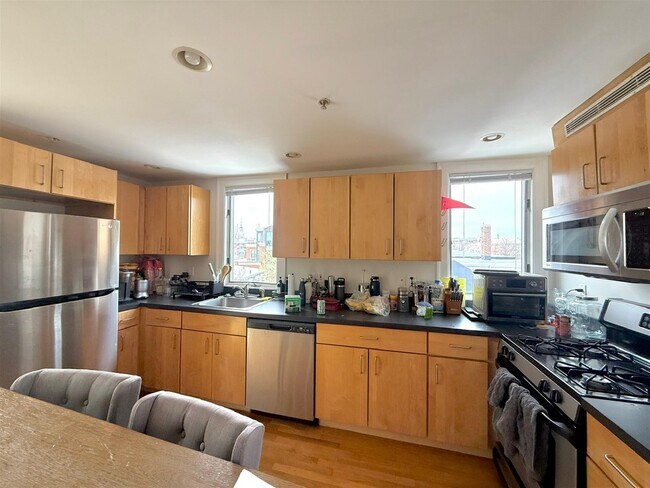 1110 Massachusetts Ave, Unit 3 in Cambridge, MA - Building Photo - Building Photo