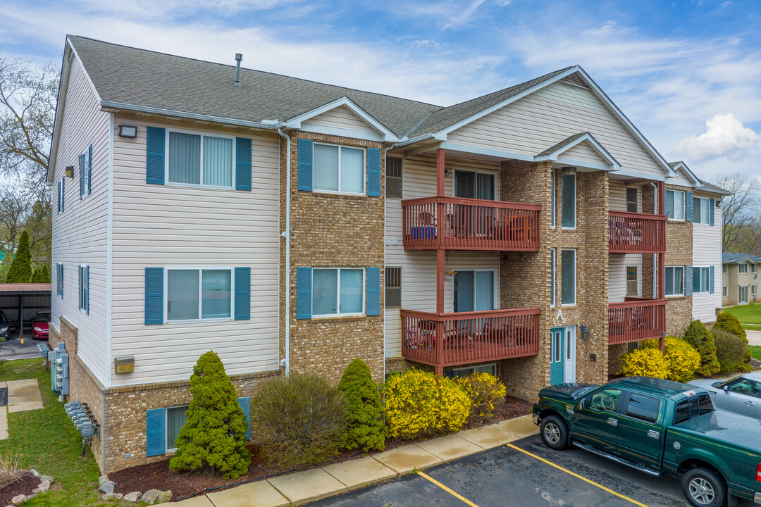 Huron River Wayne Apartments in Wayne, MI - Building Photo