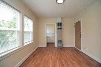 7630 SE Woodstock Blvd in Portland, OR - Building Photo - Building Photo