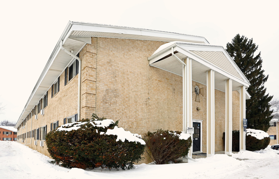 Presidential Court Apartments in Racine, WI - Building Photo