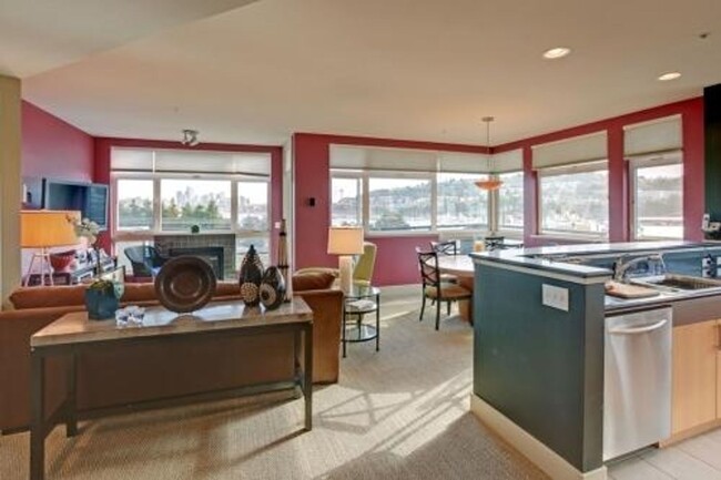 1700 N Northlake Way in Seattle, WA - Building Photo - Building Photo