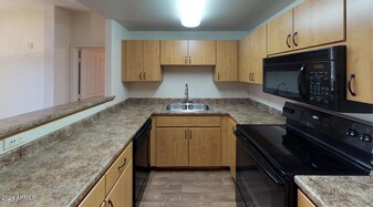 16682 N W Point Pkwy, Unit 2 in Surprise, AZ - Foto de edificio - Building Photo