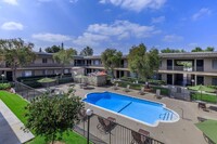 Kimberly Arms Apartment Homes in Fullerton, CA - Foto de edificio - Building Photo