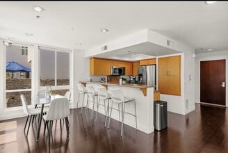 924 Hornblend St in San Diego, CA - Foto de edificio - Building Photo