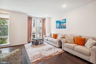 13358 Sherwood Park Ln in Herndon, VA - Building Photo - Building Photo