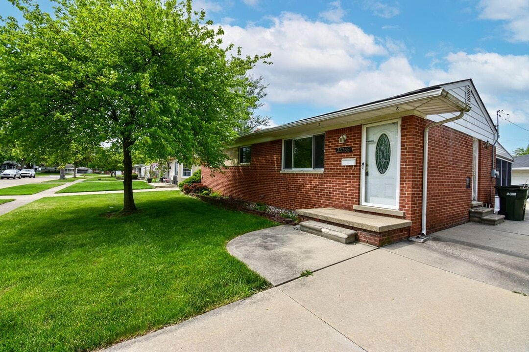 33755 Newport Dr in Sterling Heights, MI - Building Photo