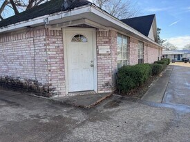 2541-2551-2551 E Price St, Unit 200 in Paris, TX - Building Photo