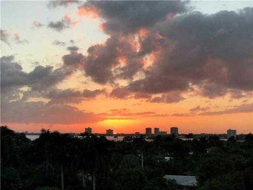 9800 W Bay Harbor Dr in Bay Harbor Islands, FL - Building Photo - Building Photo