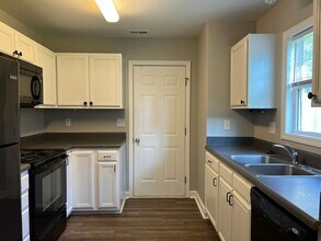 588 Lakeside Valley Dr in Winston-Salem, NC - Building Photo - Building Photo