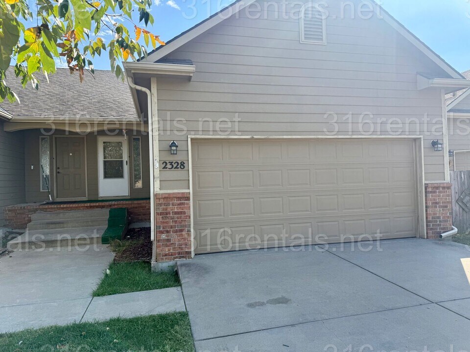 2328 S Goebel Cir in Wichita, KS - Building Photo